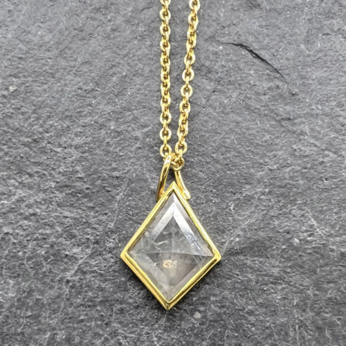 Kette mit Diamantanhänger