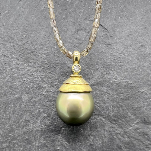 Halskette aus Gelbgold mit Tahiti-Perle und Brillant
