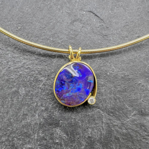 Collier aus Gelbgold mit Opal und Brillant
