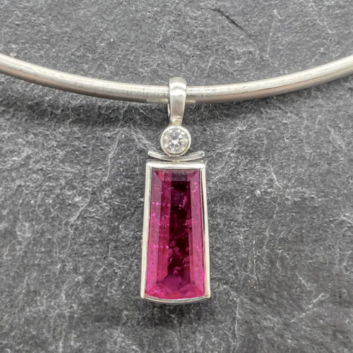 Collier aus Weißgold mit Turmalin und Brillant