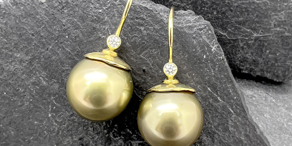 Ohrhänger aus Gelbgold mit Tahiti-Perle und Brillant