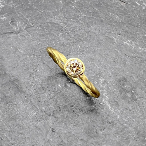 Goldring mit Brillant