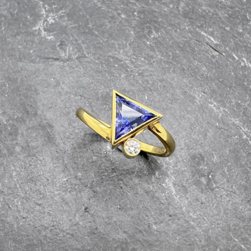Ring mit Safir und Brillant