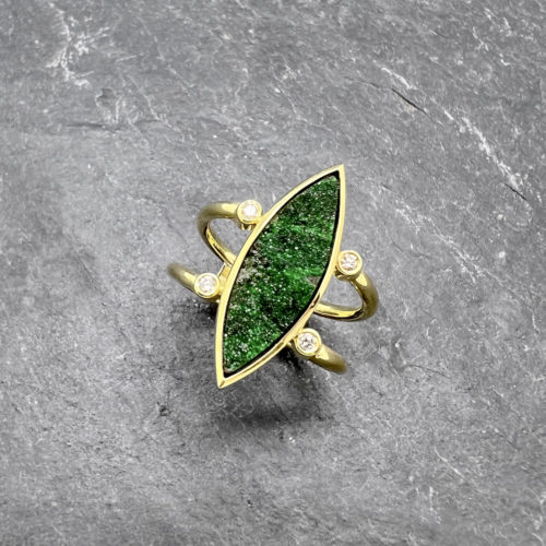 Ring mit Uwarowit und 4 Brillanten