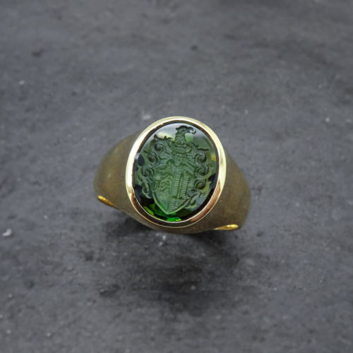 Goldener Ring mit Wappen