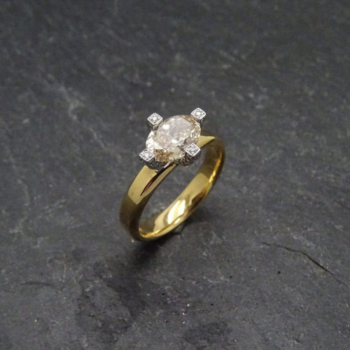 Ring mit Diamant und Brillanten